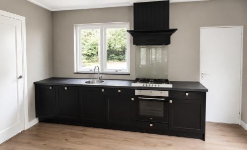 Tijdloze zwarte gebruikte keuken