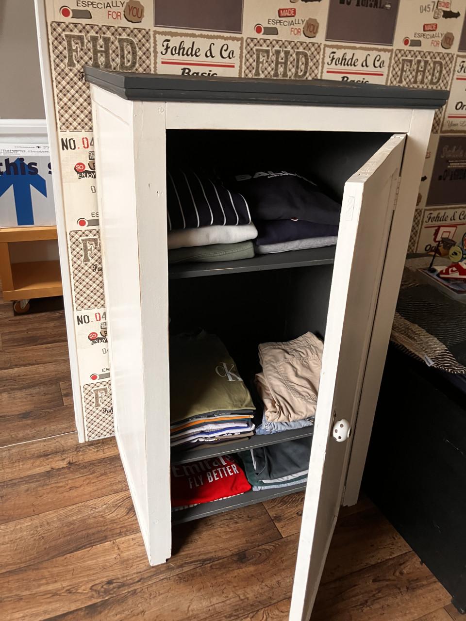 Brocante kastje grijs/wit brocante markt Lille