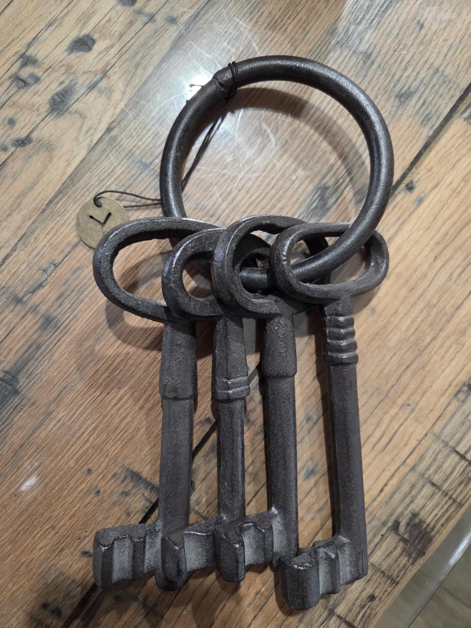 3 houten potten en gietijzeren sleutels