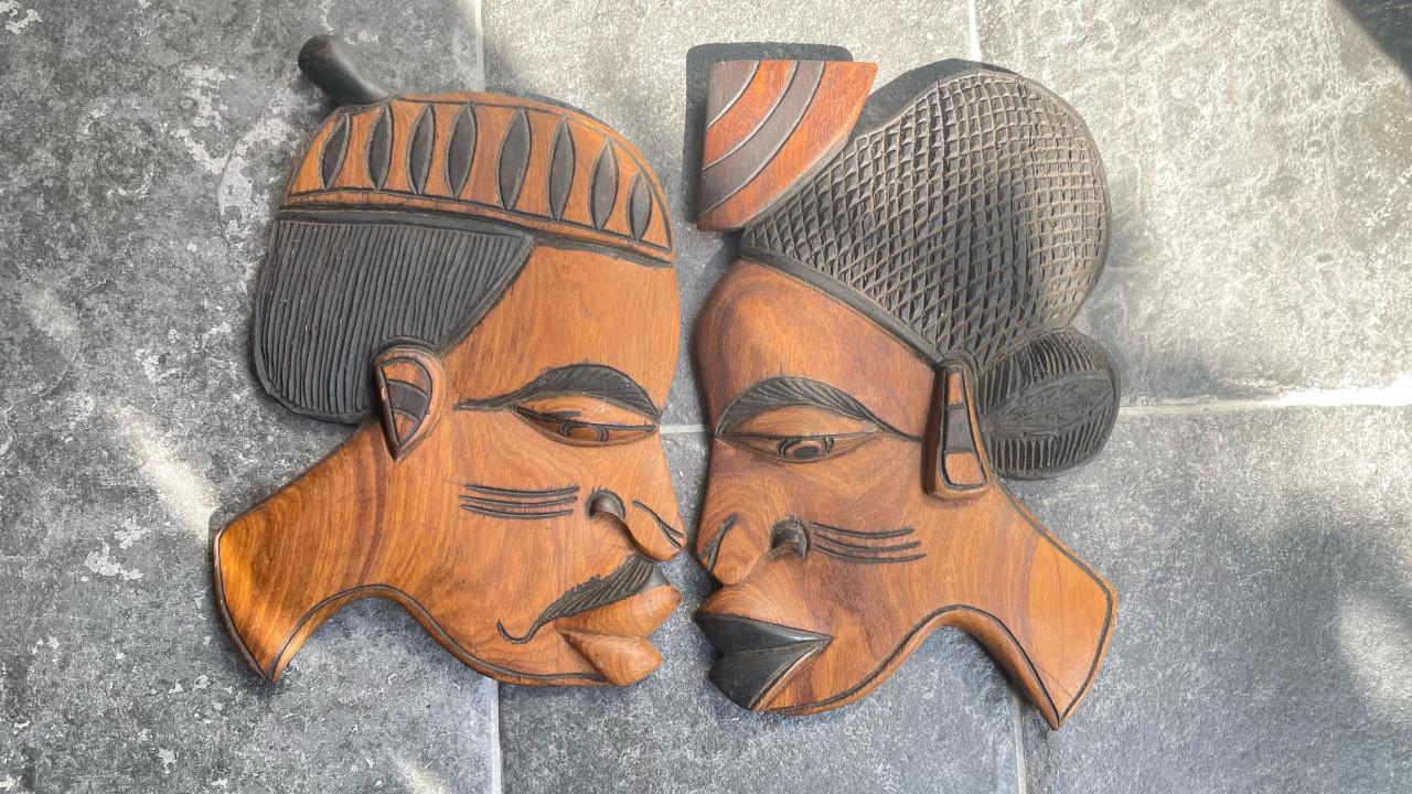 Afrikaans houtsnijwerk 2 beelden. Hoogte 30 cm en breed 19 cm.
