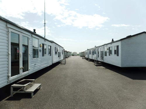 Div. chalets met middenkamers voorradig, ook in partij leverbaar tot 6 pers