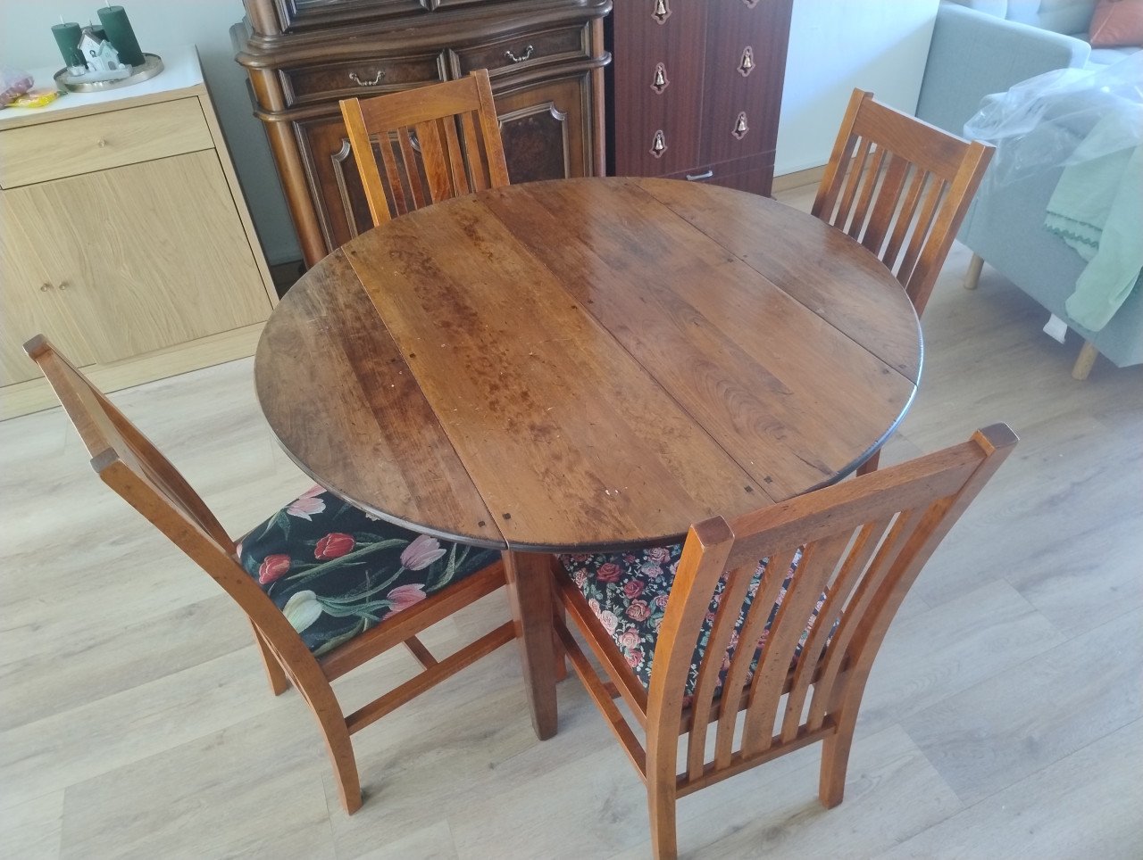 Ideal Dining table 120cm round, extendable to 175 & 220cm with 8 chairs
