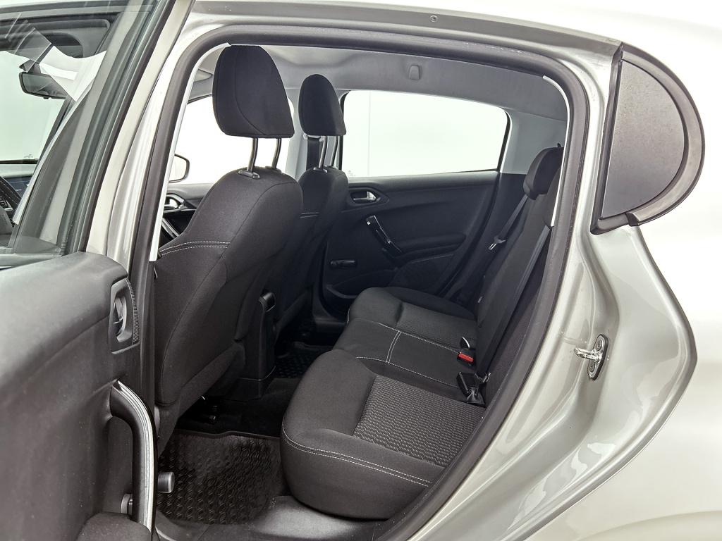 Peugeot 208 82 pk blue lion | rijklaar | trekhaak | navigatie | parkeersens