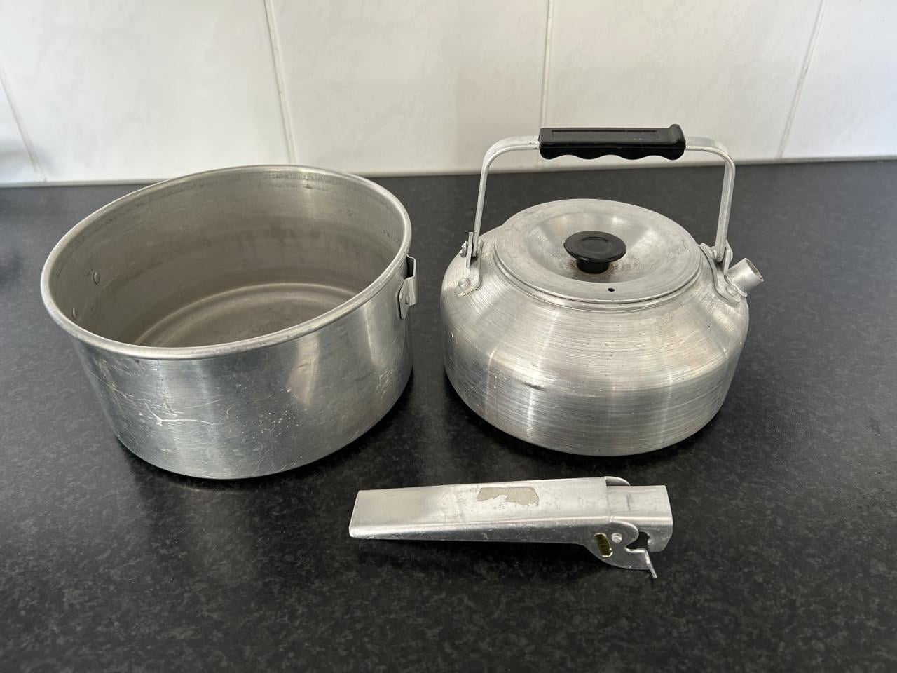 Aluminium waterketeltje + pannetje met knijper