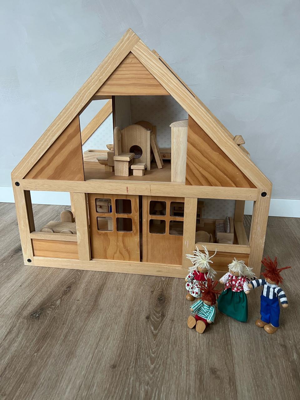 Houten poppenhuis met accessoires