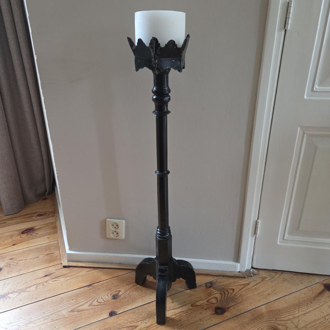 Stel antieke houten kerkkandelaars