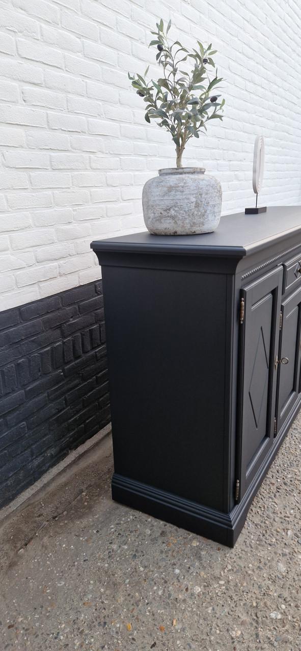 Groot dressoir massief eiken in mooie mat zwarte kleur