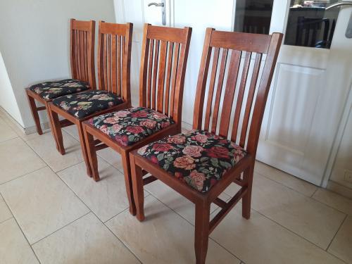 4 Mooie stevige  stoelen (in goede nette staat )  Mogen ook per 2 verkocht