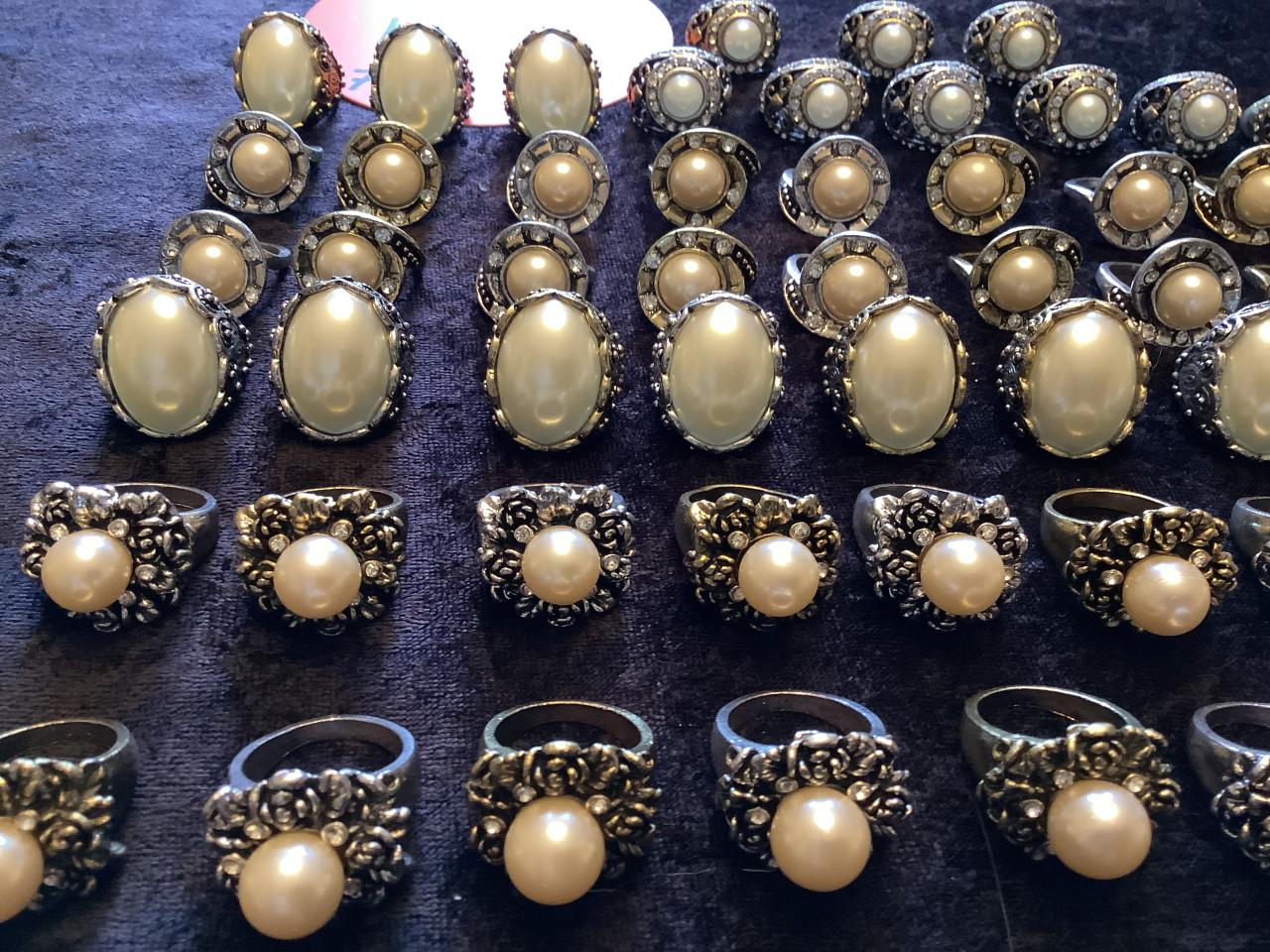 Partij mooie ringen. ( partij 120) Aanbieding !!!!!!