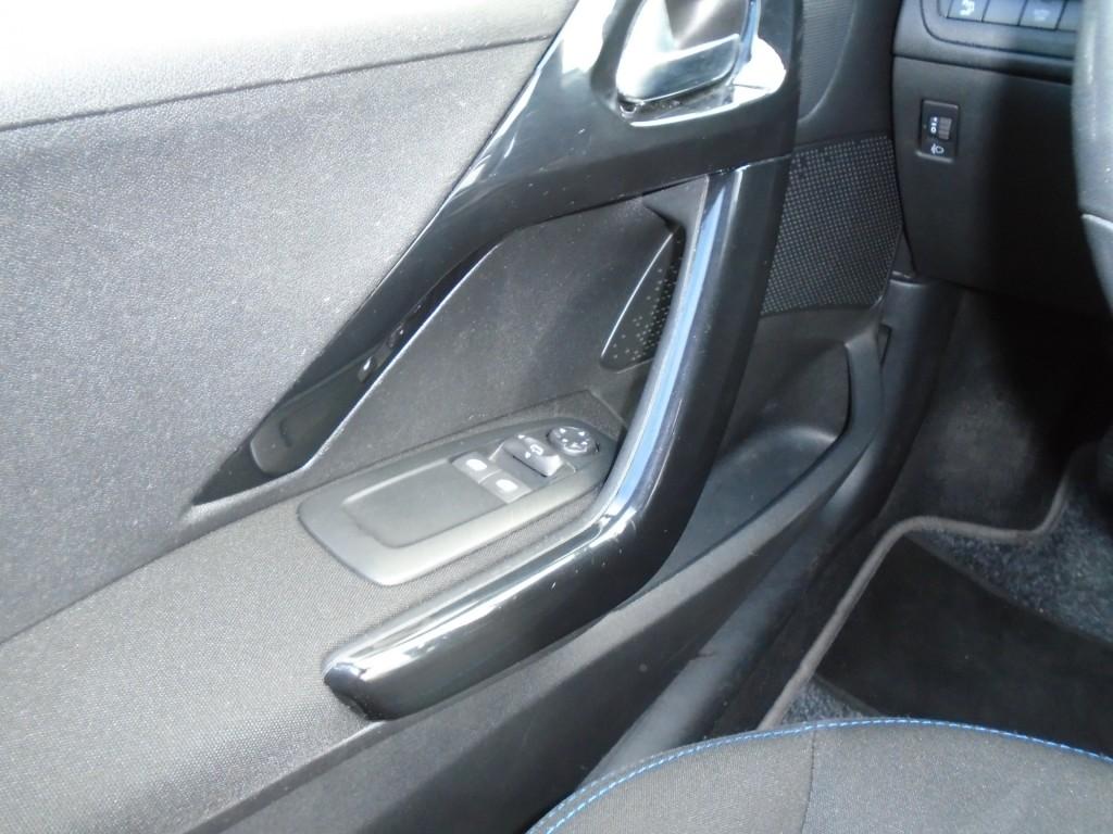 Peugeot 208 1.2 puret. signature