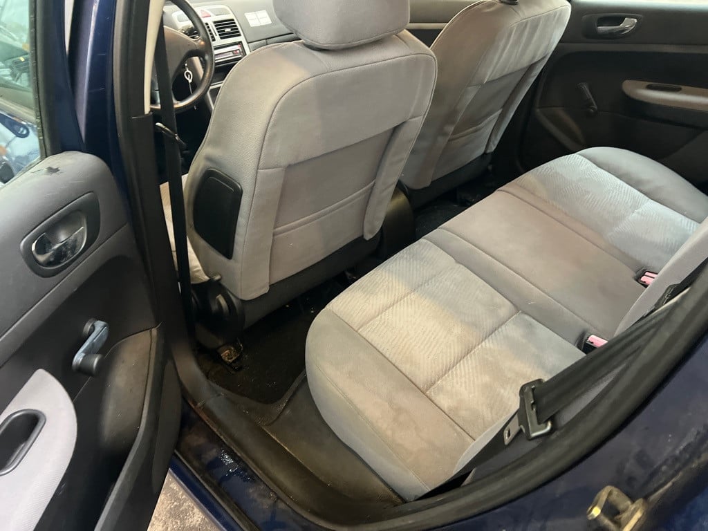 Peugeot 307-2004-5 deuren-trekhaak-radio/cd speler-igst-nw. apk-1450,=