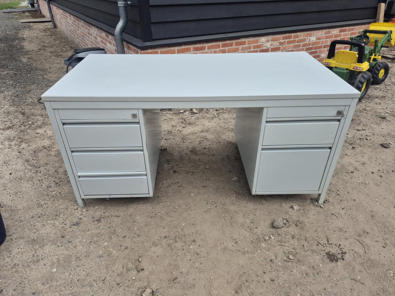 Bureau van ijzer