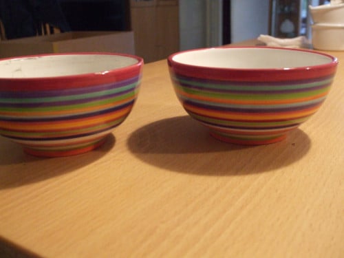Te koop set gekleurde schaaltjes.