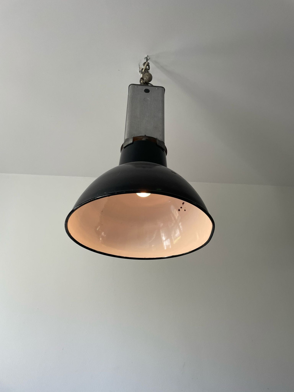 Oude industriële hanglamp uit de jaren ‘60. Merk “Mazda”.