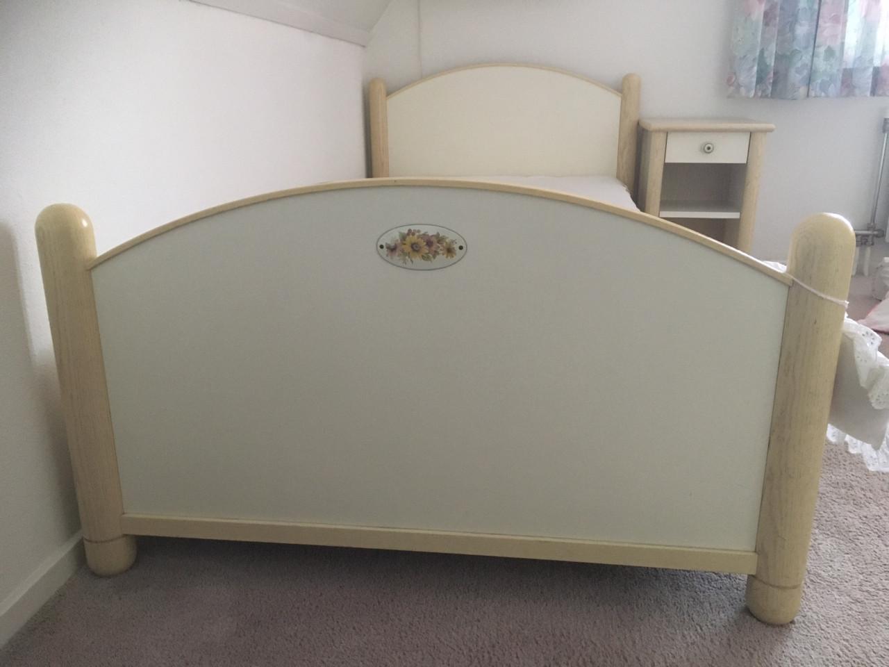 Mooi slaapkamer ameublement, éénpersoons, voor dame of meisje