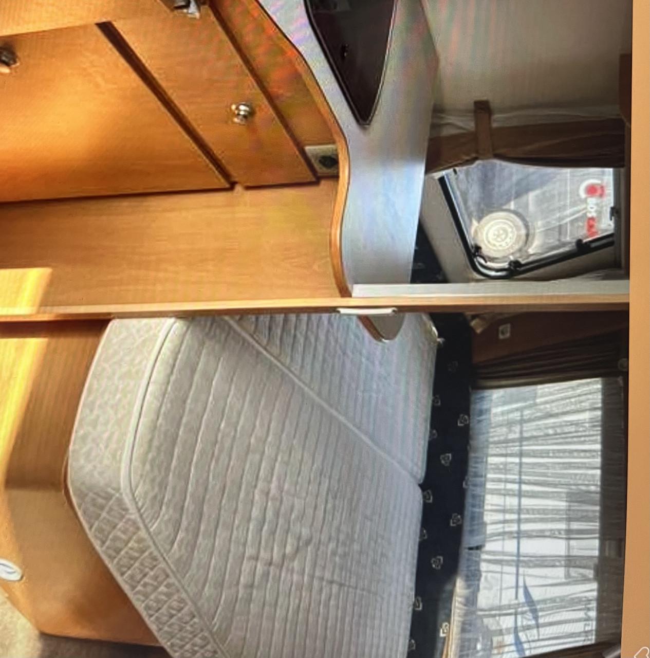 Kip caravan - Navigator 44TDB uit 2002 met mover en nieuwe accu