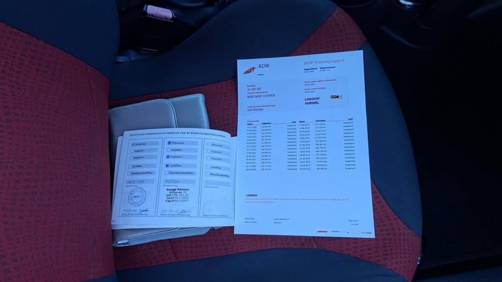 Mini 1.6 Cooper Pepper Sportief bj:2004 airco lm-velgen