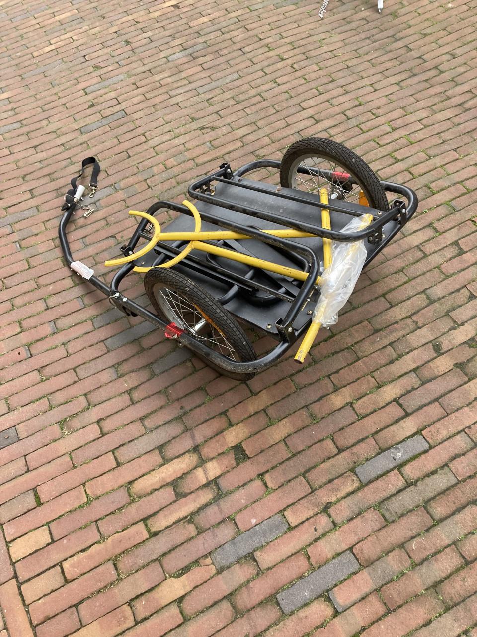 Hengelstokken, Vissteunen, Viskoffer(s), Viskar achter de fiets etc.