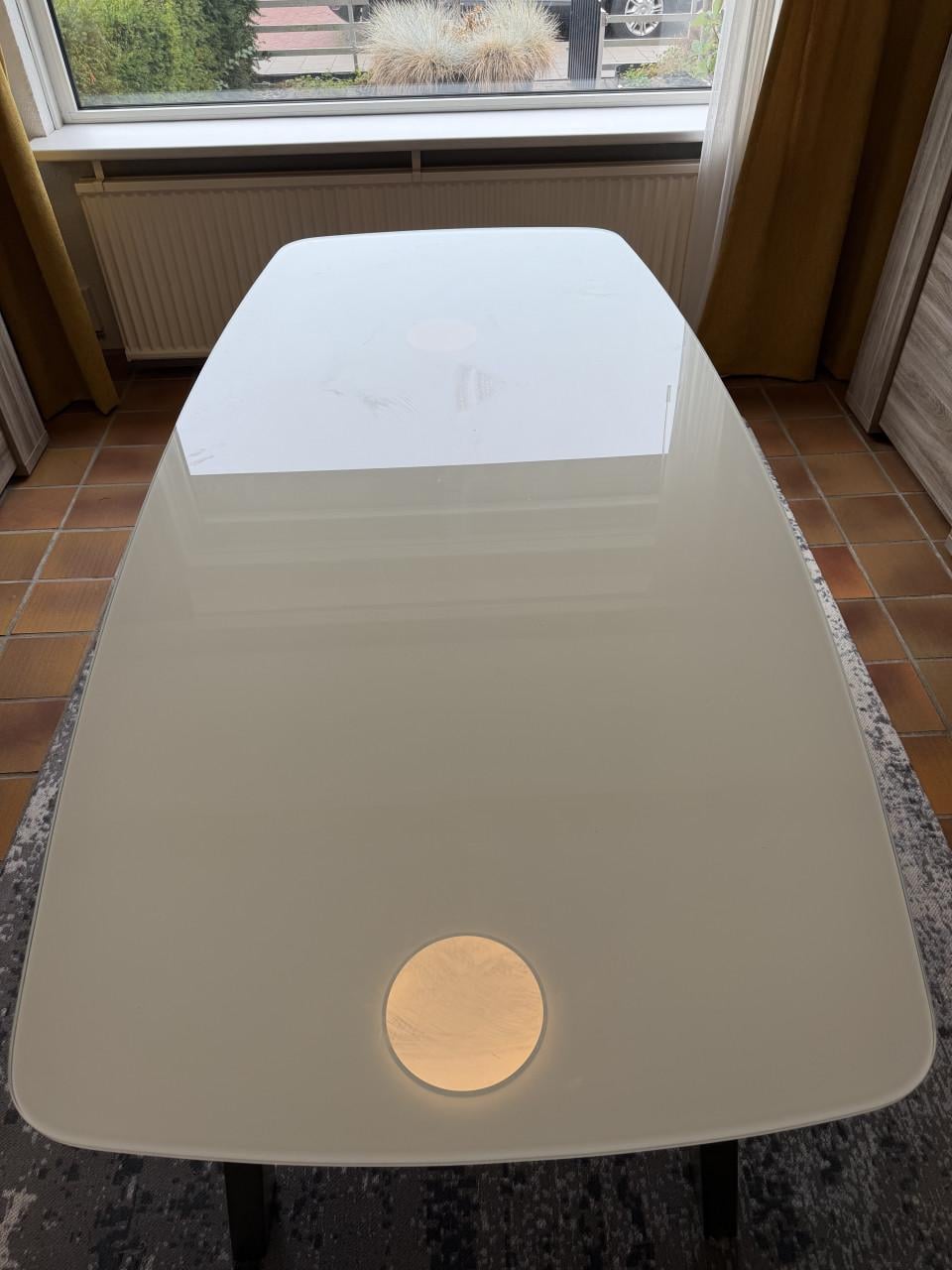 Eetkamertafel. 8 personen. Z.g.a.n.