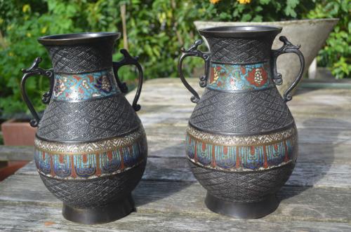 2 Japanse vazen Brons of koperlegering met champlevé email