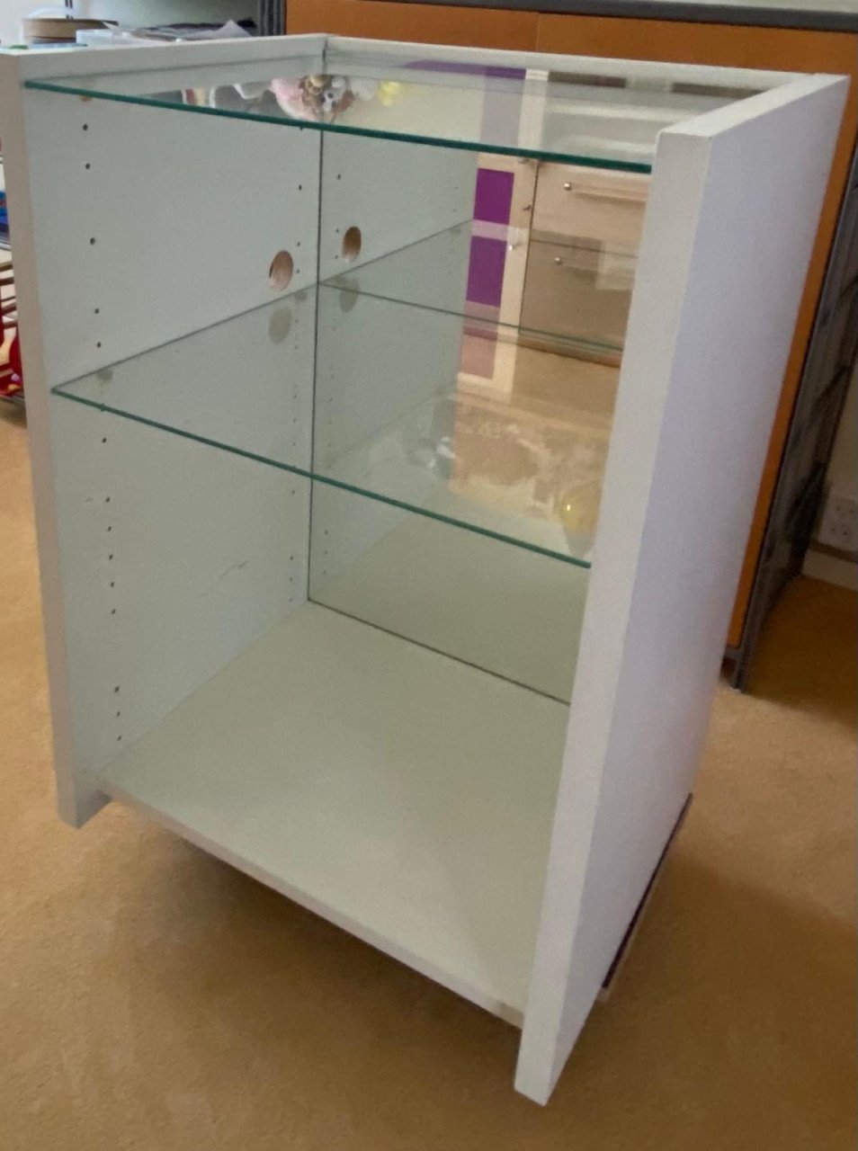 (Audio)meubel met spiegel achterwand en glazen platen