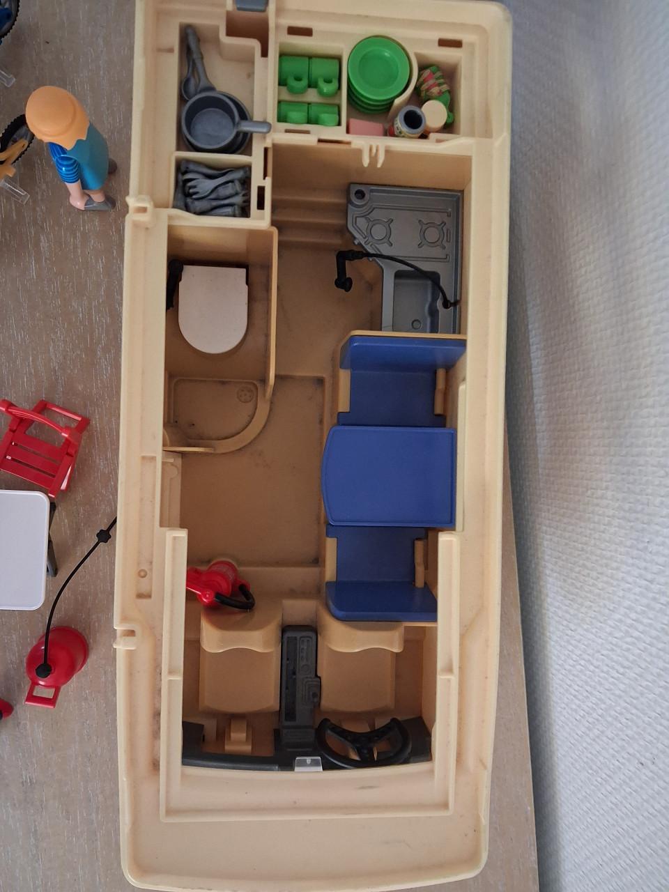 Playmobil camper met inrichting binnen en buitensetnr 3647