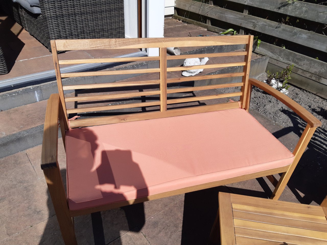 Loungeset houten acacia tuinset perzik kleurige kussens moederdagaanbieding