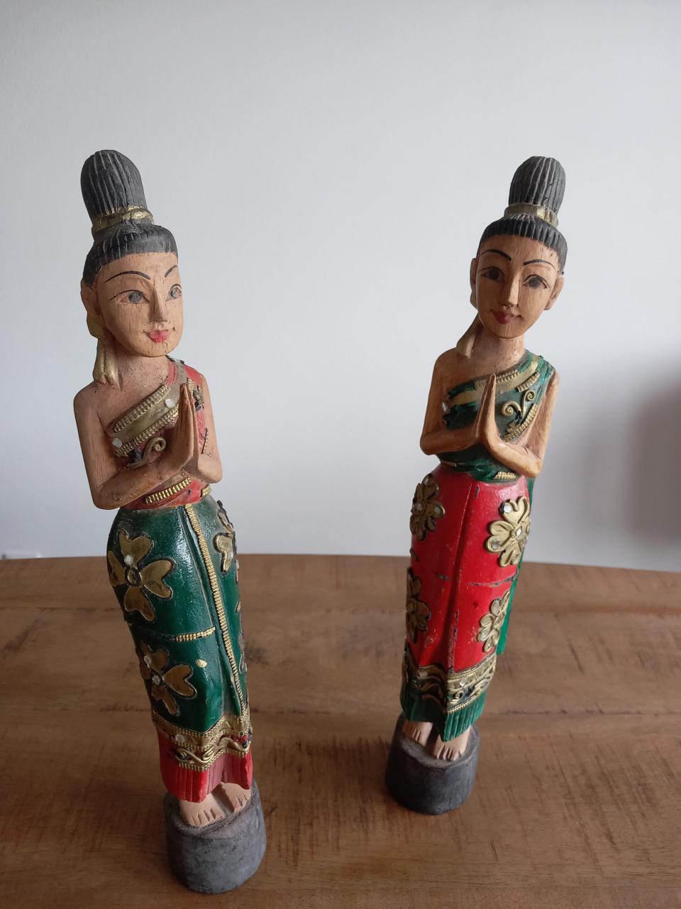 2 hout gesneden beeldjes