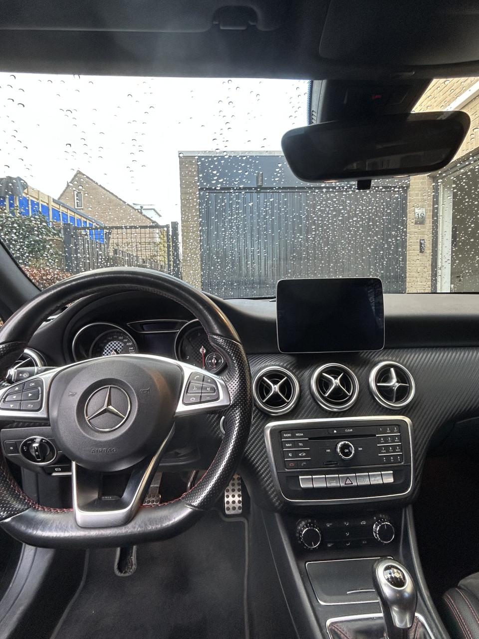 Mercedes-Benz A-Klasse A180 1.6 Blue Efficiency 2017 AMG-line zwart
