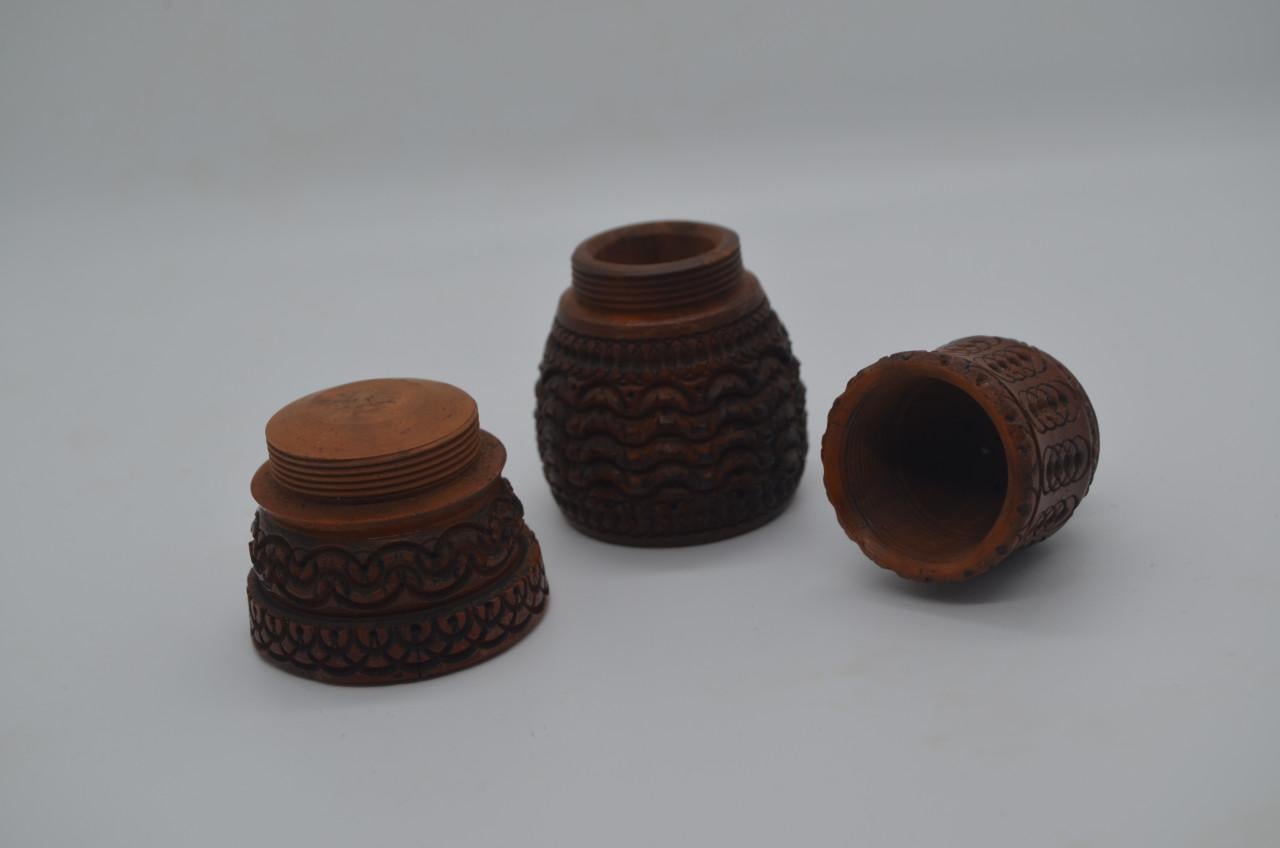 Handgesneden coquilla noten strooiers en pomanders (3)