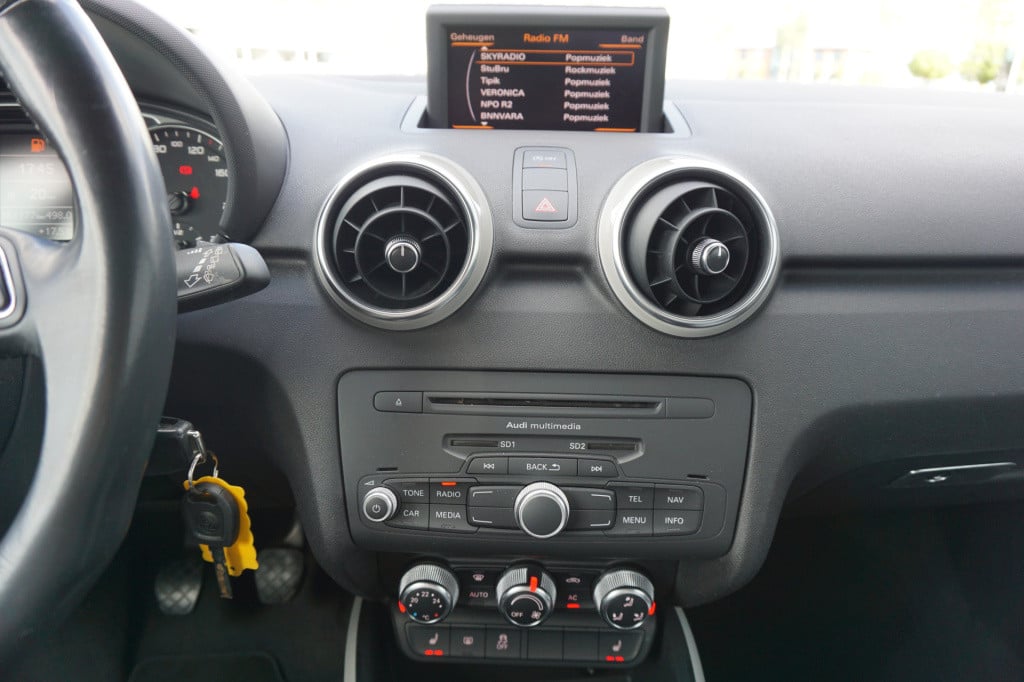 Audi A1 1.4 tfsi attraction airco / navi / parkeers. / elektr. ramen