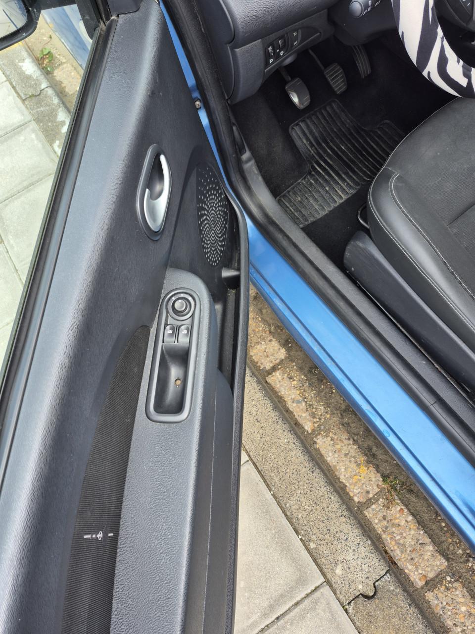 Mooie blauwe Renault Twingo!