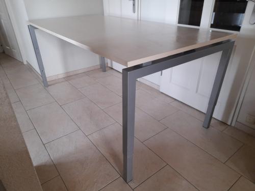 Bureau 100 x 200 (in hoogte verstelbaar van  62/82 cm) in goede staat