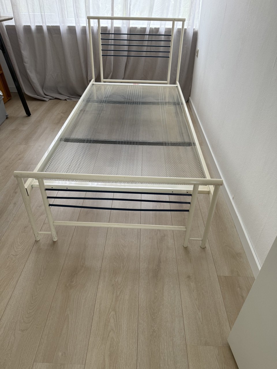 1 persoons bed 90 x 200 cm Stalen frame / spiraal