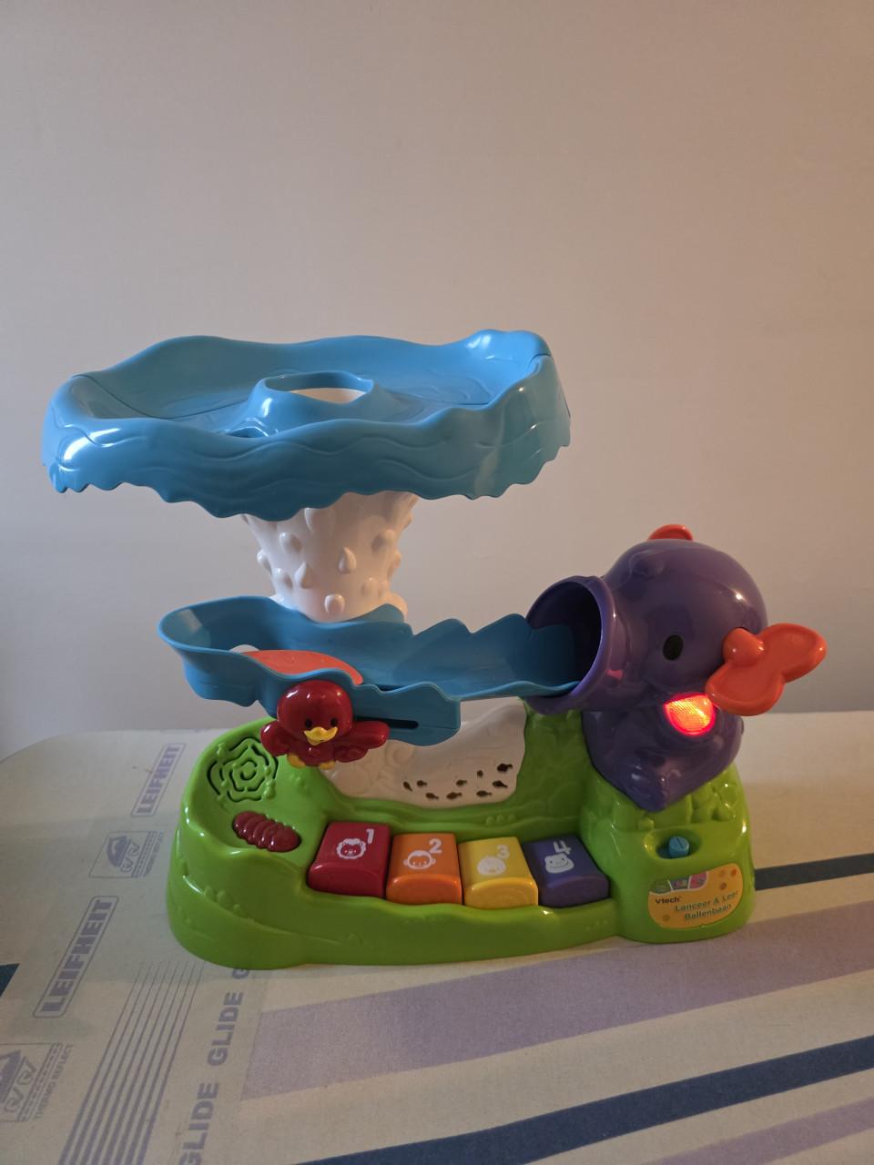 Olifant met muziek en omhoog vliegende ballen