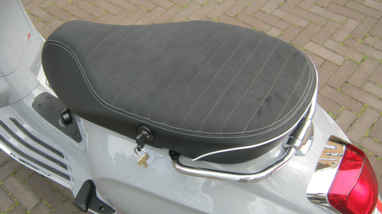 NIEUW VESPA SPRINT MET 731 KM OP DE TELLER 3000 EURO