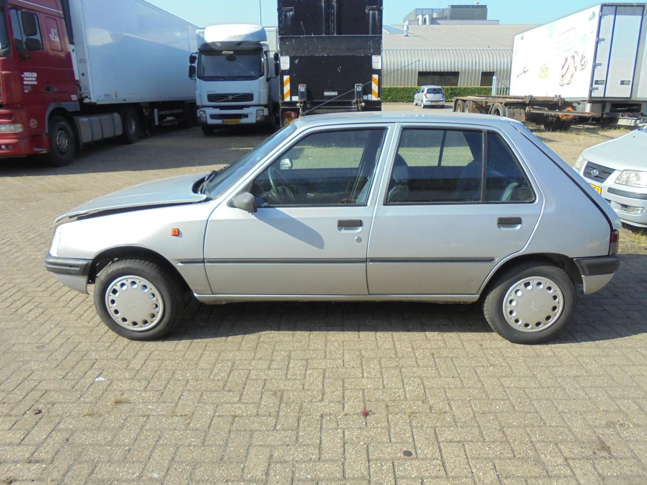 Peugeot 205 met een net interieur en kan gestart worden rijbare schade