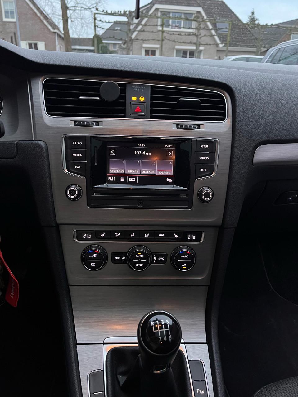 Volkswagen Golf 1.2 TSI Parelmoer Wit met panorama schuifdak