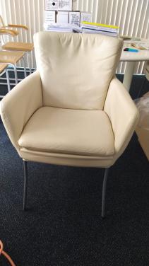 Twee cremekleurige stoelen