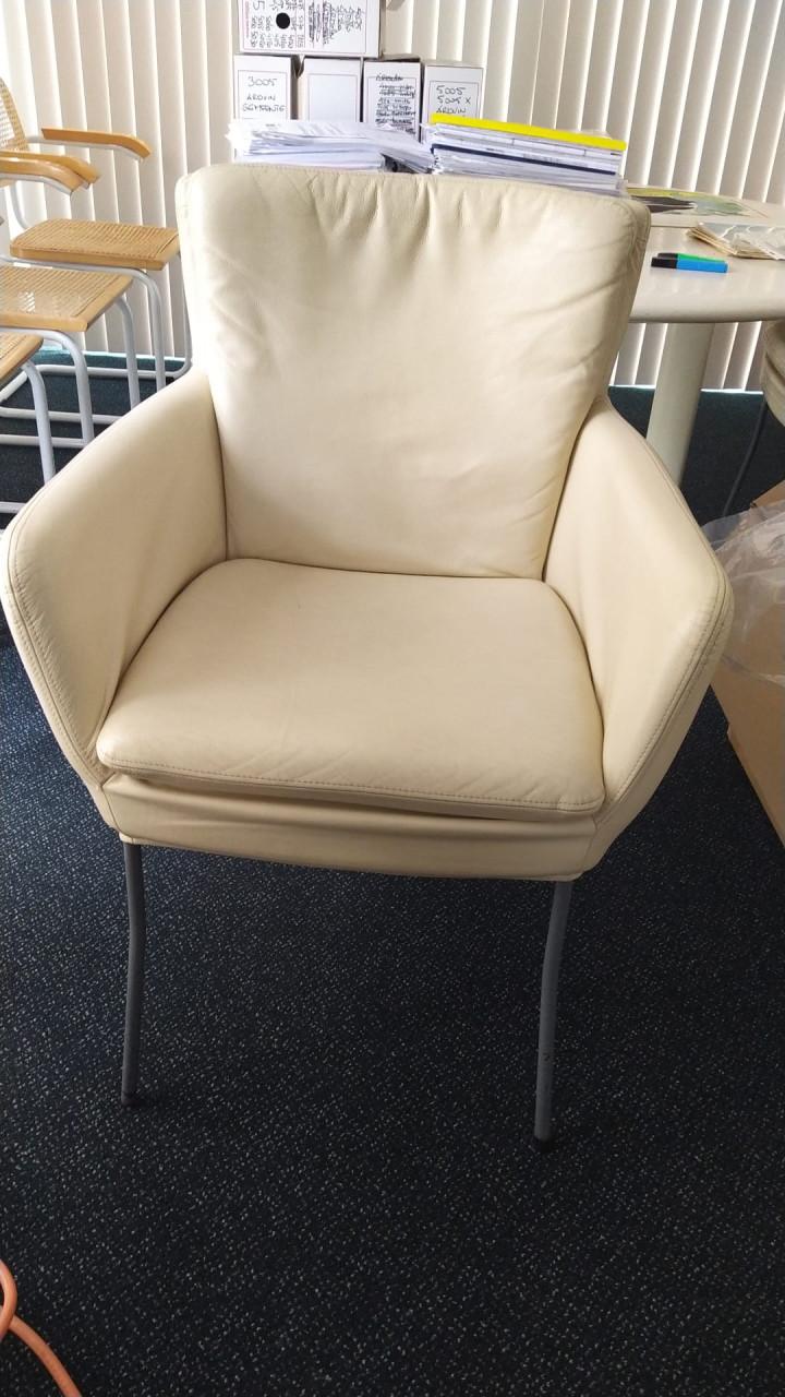 Twee cremekleurige stoelen