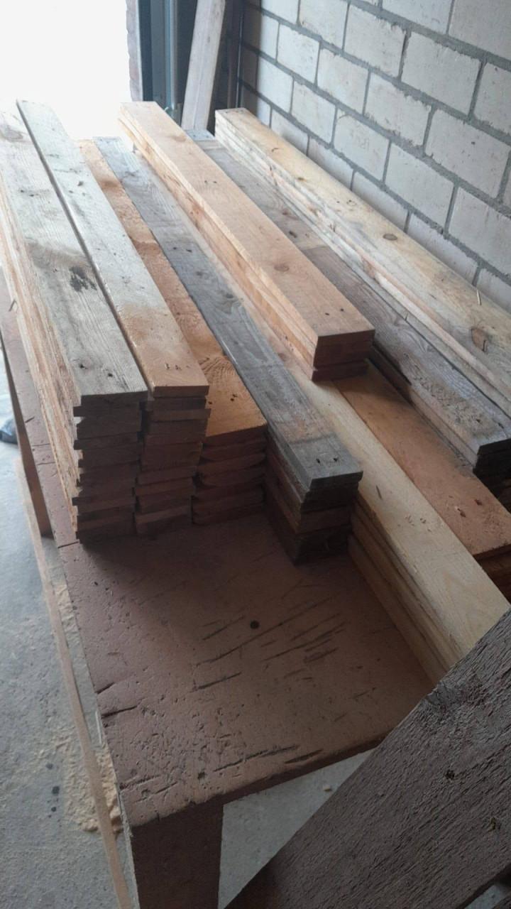 Diverse planken van paletten en kepers.