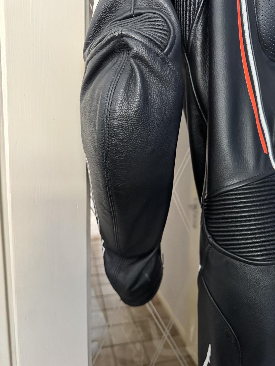 Alpinestars Motegi V2 zwart/Wit  motorpak (1 deel)