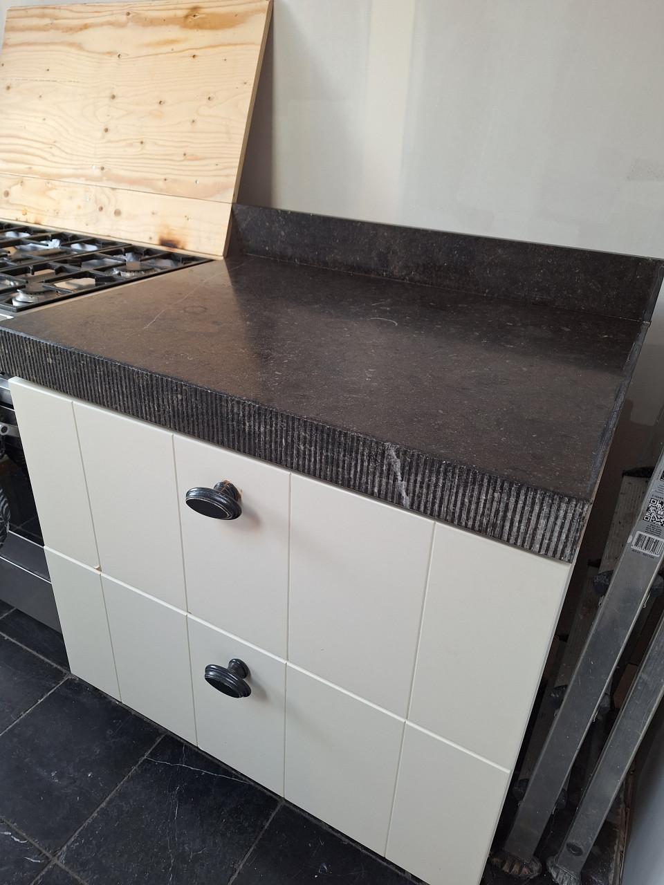 Robuuste hardstenen keukenbladen MOET WEG