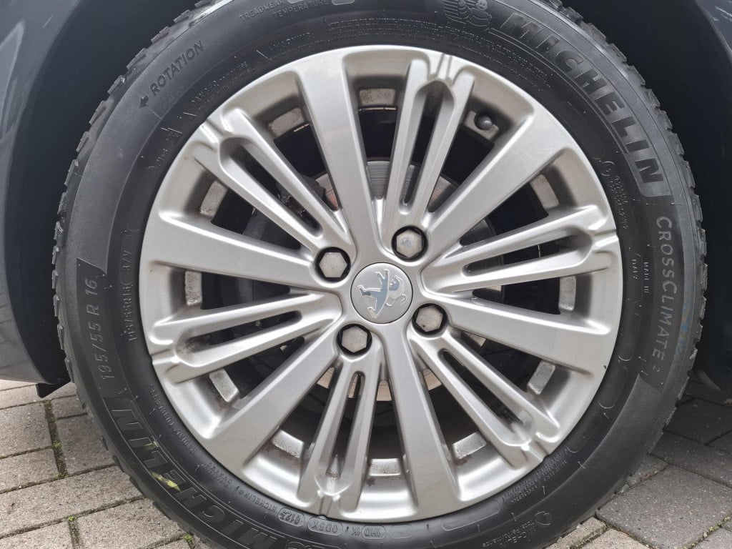 Peugeot 208 1.2 allure nav/clim/lmv/park