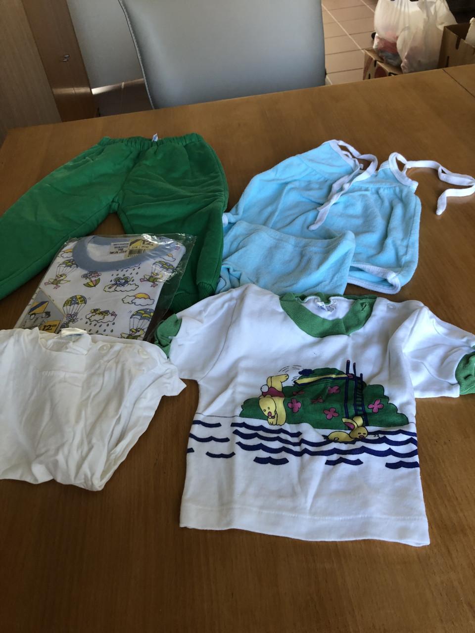 Te koop kinderkleding.