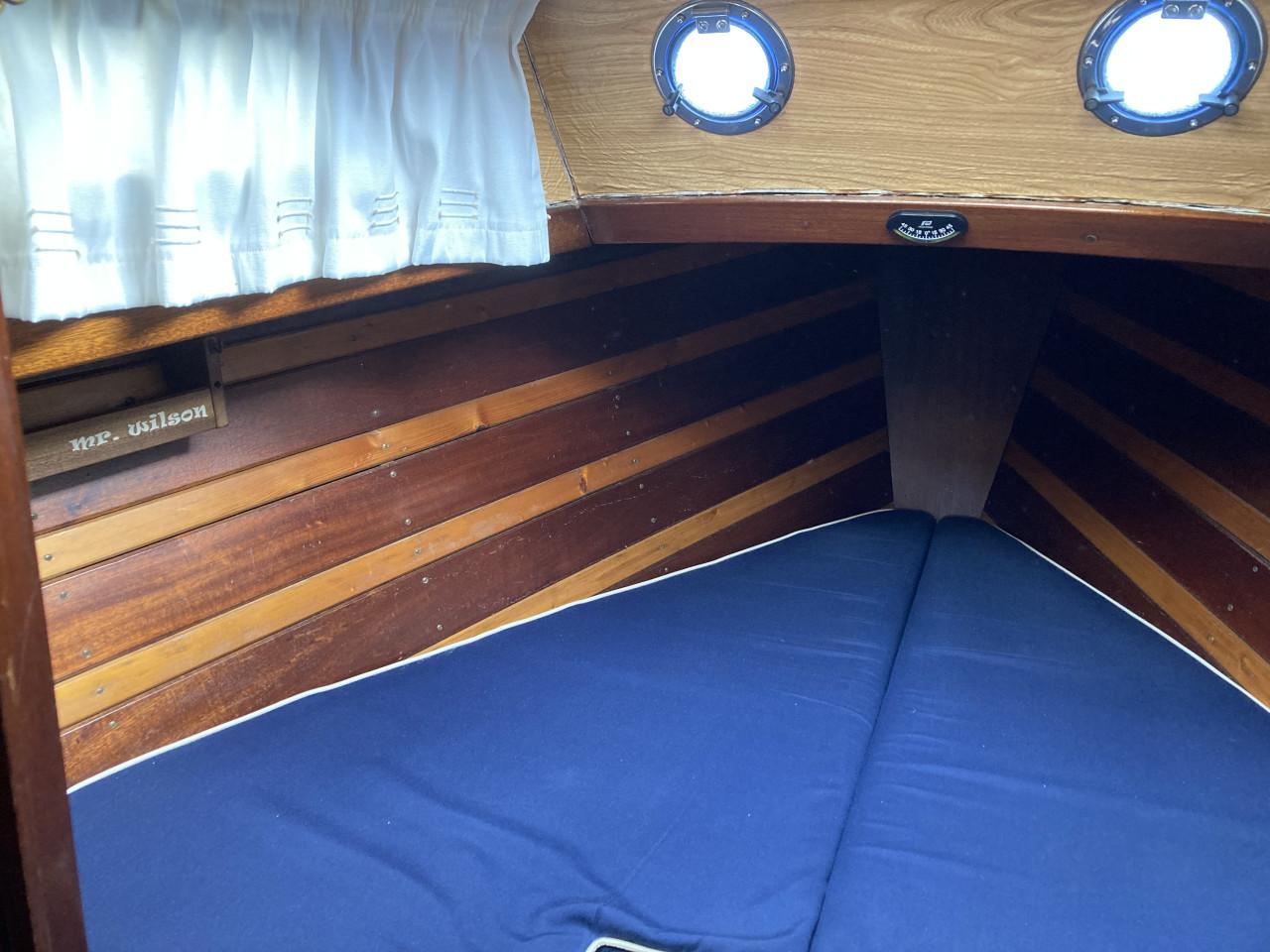 Zeilboot met strijkbare mast
