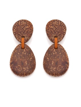 Oorclips met bruine natuur look en leder detail