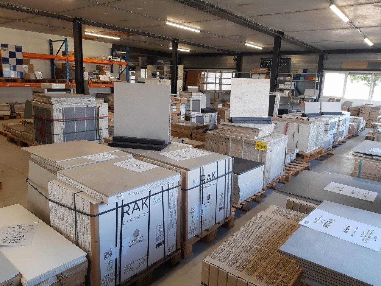 3030-109 ca 20 m² zandkleur tegels, 60x60cm,  per m² van € 51,84 voor