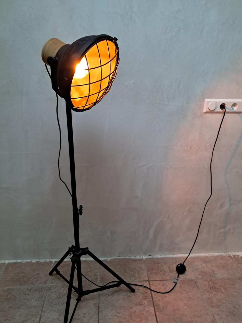 Mooie industriele staande lamp te koop