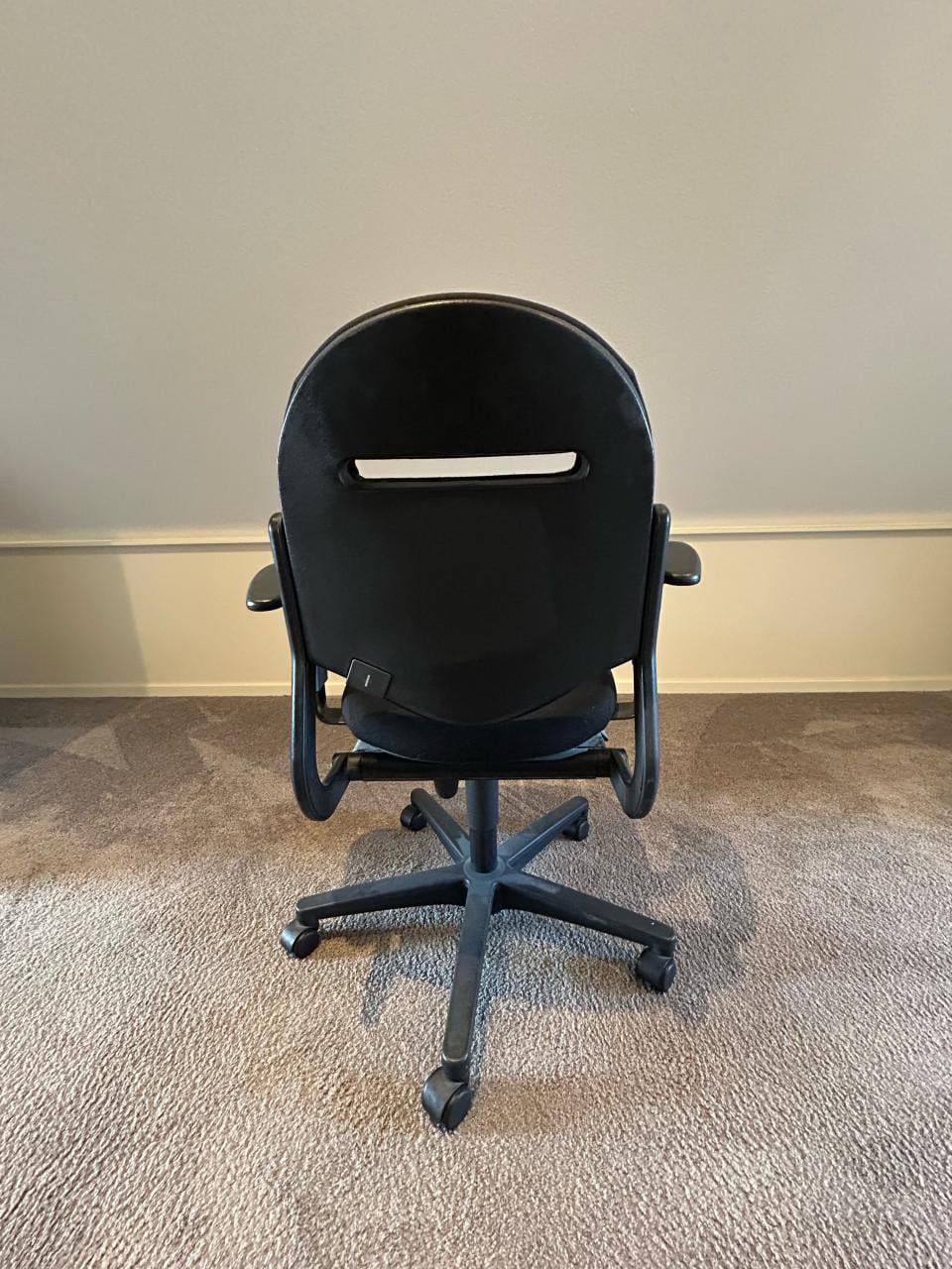 Bureau incl.  degelijke bureaustoel